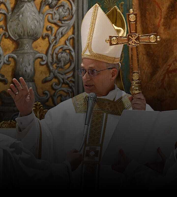 Por que tanta pompa para o Papa?