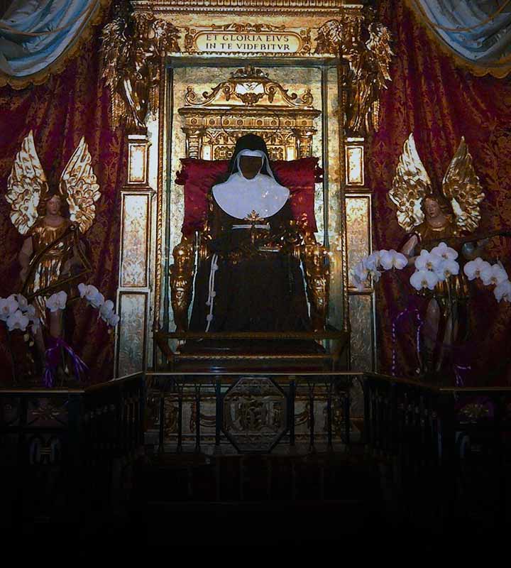 A santa que espera sentada a ressurreição dos mortos