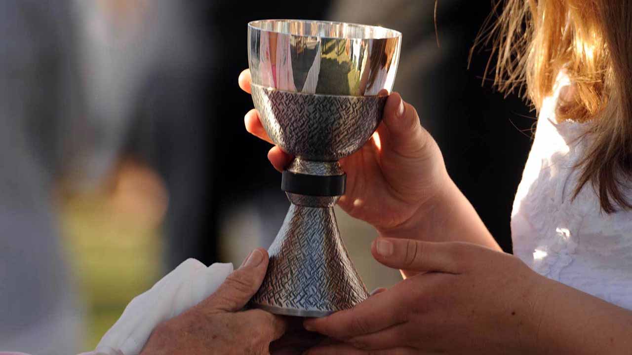 Posso comungar com as próprias mãos o Corpo e Sangue do Senhor?