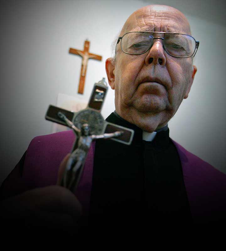 Dê a alguém, de presente, um livro do Padre Amorth