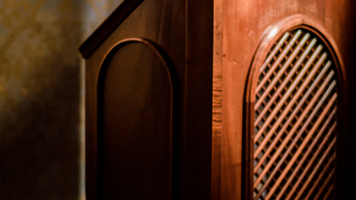 É proibido ouvir confissões na Sexta-feira e no Sábado Santos?