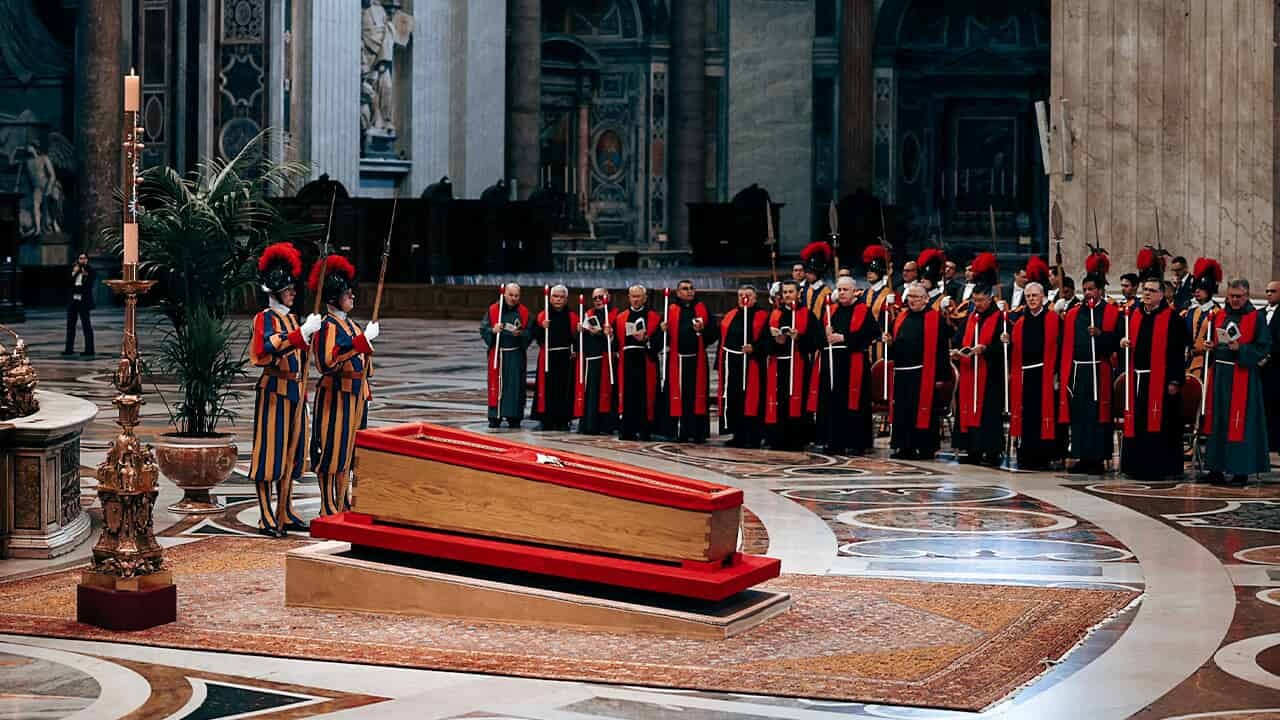 A cerimônia de sepultamento do Papa